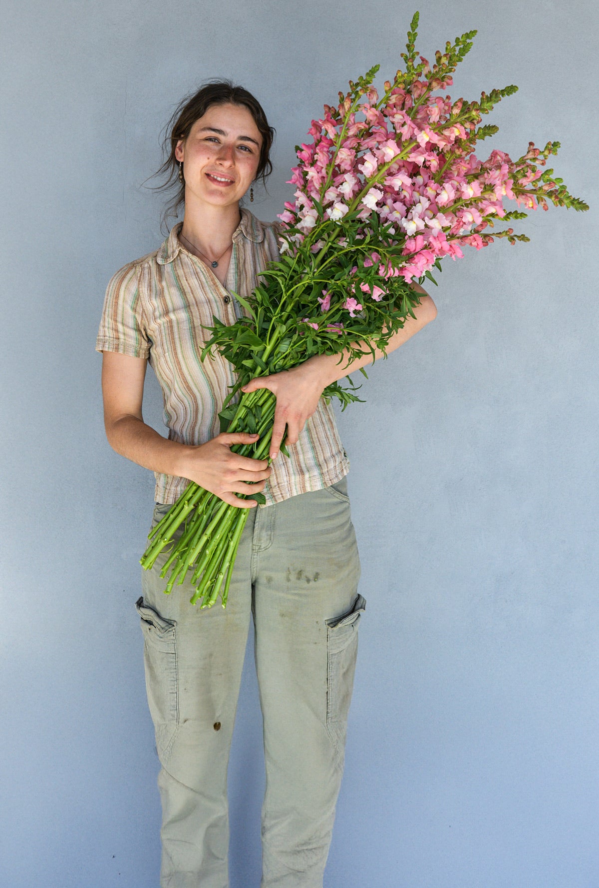 Kendall holding a bouquet of pink Apple Blossom snapdragons