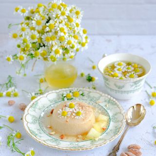 Zloty Lan Chamomile tea with a Panna Cotta recipe and a bouquet of chamomile on a light background.