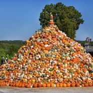 The squash tower at the Baker Creek Fall Harvest Festival.