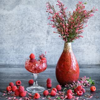 Raspberry Daiquiri Agastache in a red ceramic vase with a crushed ice agastache and raspberry nonalcoholic drink.