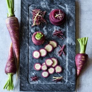 Gniff Carrot slices on marble board