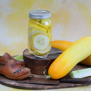 Gele Tros Cucumber in pickling jar.