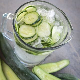 Jibai Shimoshirazu slices making cucumber water.