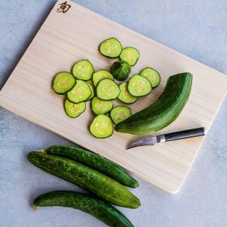 Jibai Shimoshirazu slices on wooden board.
