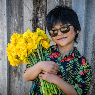Cyan holding bouquet of Sizzling Fire Daffodil.