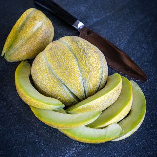 Ananas D'Amerique A Chair Verte Melon with slices.